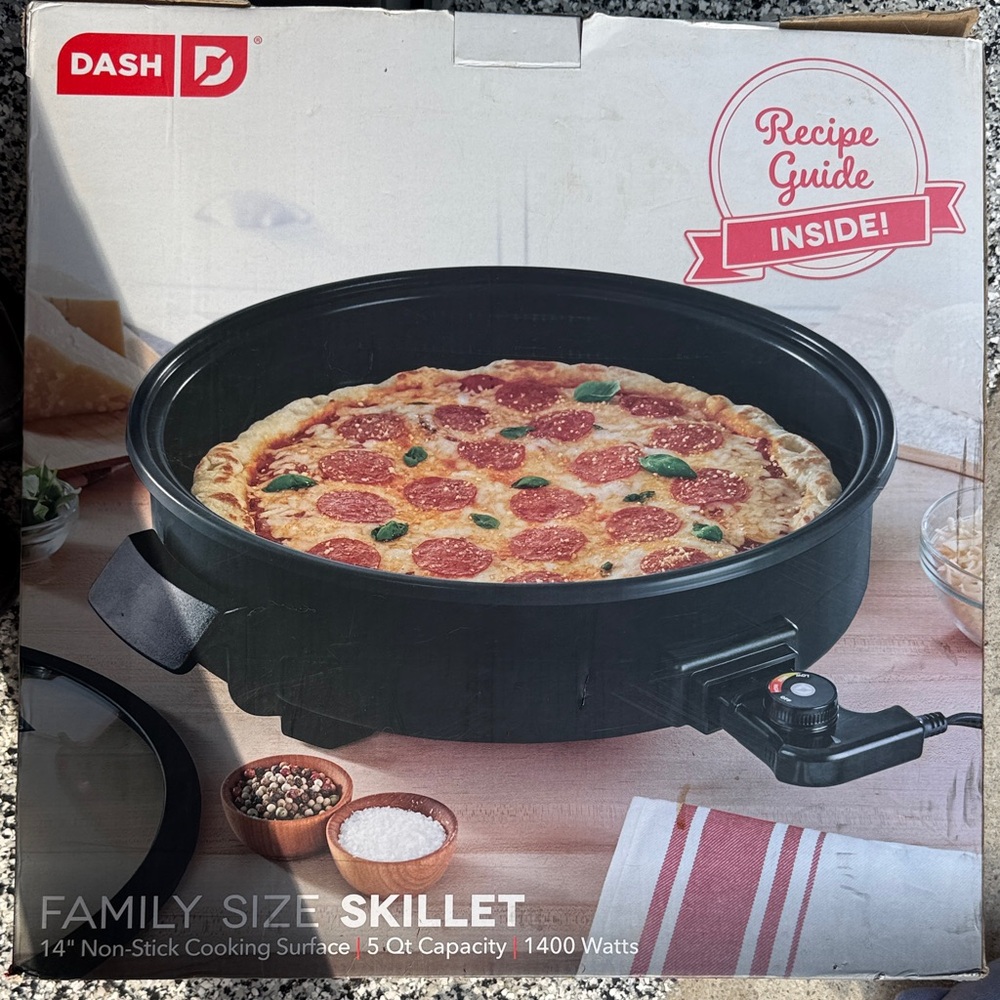 Dash Black Family Size Skillet